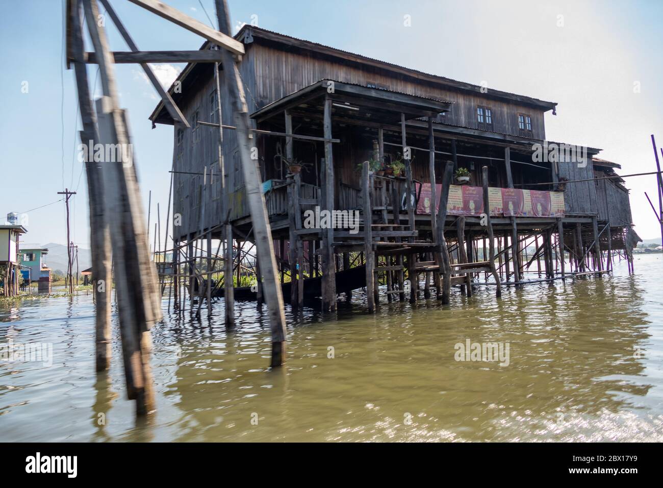 LAGO INLE, MYANMAR - 21 GENNAIO 2020: Casa galleggiante villaggio lungo il lago Inle in Birmania Foto Stock