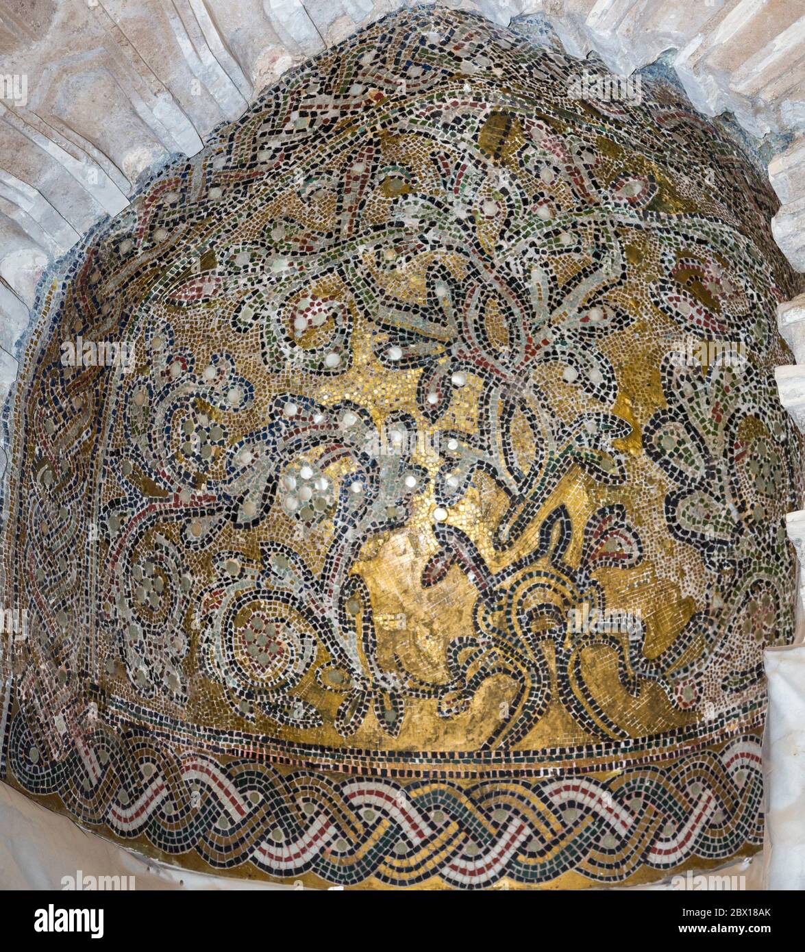 Particolare del mosaico d'oro in mihrab, tomba di Shajarat al-Durr, Cairo Egitto Foto Stock