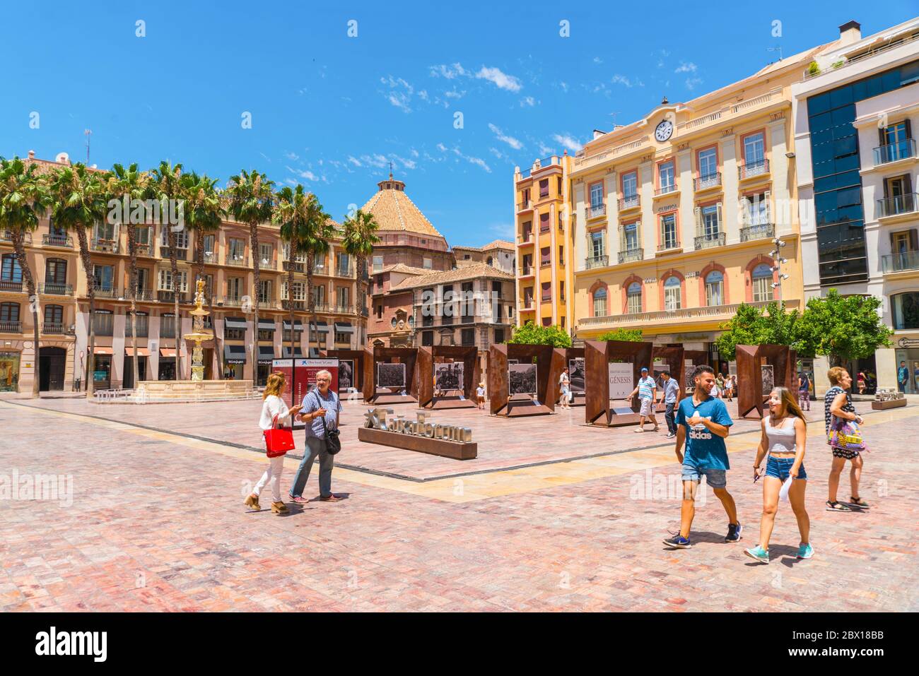 Malaga, Spagna, 27 2017 giugno: Turisti e locali a piedi sulla Plaza de la Constitución de Málaga Foto Stock