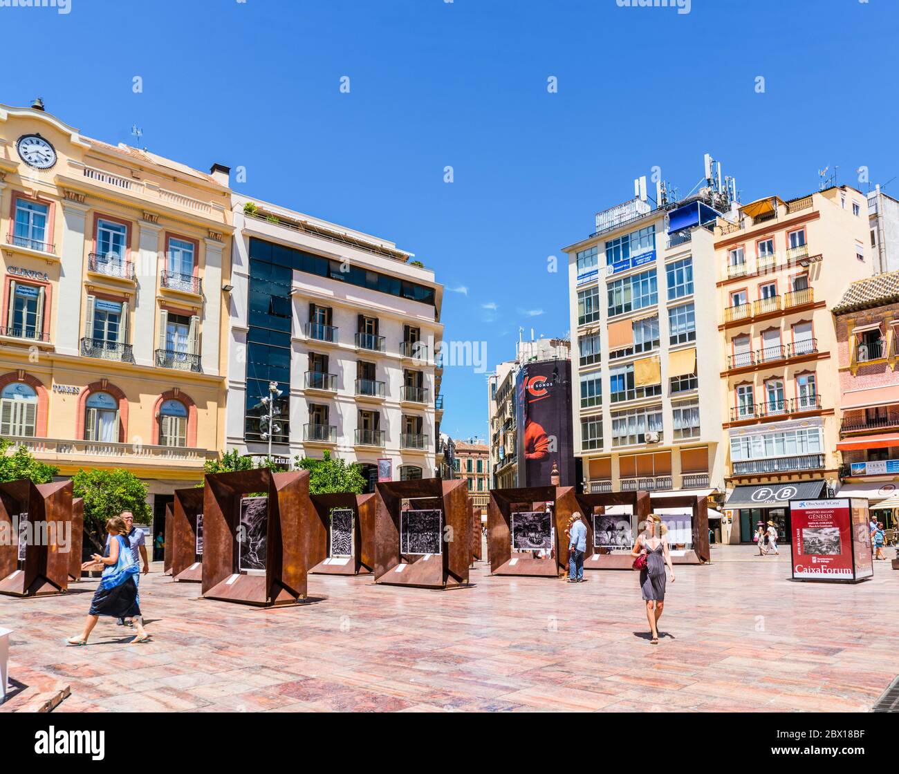 Malaga, Spagna, 27 2017 giugno: Turisti e locali a piedi sulla Plaza de la Constitución de Málaga Foto Stock