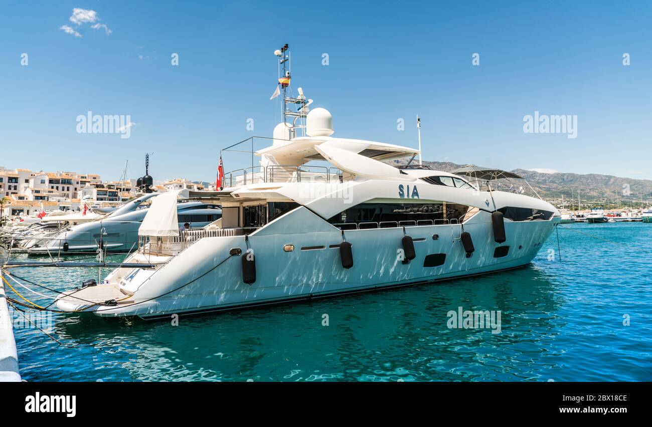 Puerto Banus, Spagna, giugno 28 2017: Grandi yacht di lusso nel porto Foto Stock