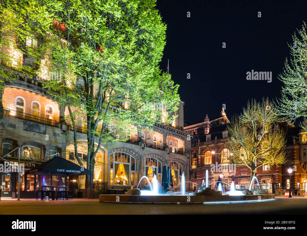 Amsterdam, Paesi Bassi, 19 aprile 2017: Vista sulla fontana di fronte al famoso hotel americano a Leidseplein, nel centro di Amsterdam. Foto Stock