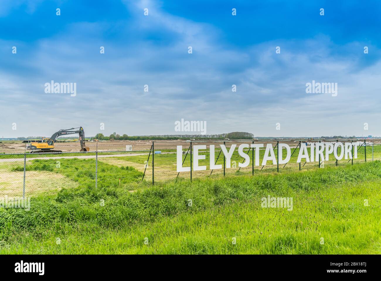 Lelystad, Paesi Bassi, 18 aprile 2017: I contraenti che costruiscono un nuovo terminal all'aeroporto di Lelystad per espandere l'aeroporto e rendere possibile h Foto Stock