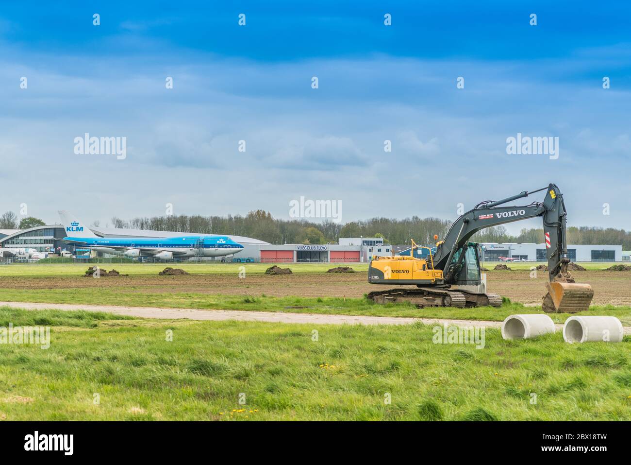 Lelystad, Paesi Bassi, 18 aprile 2017: I contraenti che costruiscono un nuovo terminal all'aeroporto di Lelystad per espandere l'aeroporto e rendere possibile h Foto Stock