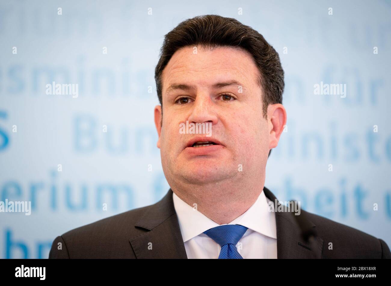 Berlino, Germania. 04giugno 2020. Hubertus Heil (SPD), Ministro federale del lavoro e degli affari sociali, tiene una conferenza stampa nel suo ministero sul nuovo pacchetto di stimoli economici e l'ulteriore strategia nella lotta contro la corona del governo federale. Credit: Kay Nietfeld/dpa/Alamy Live News Foto Stock