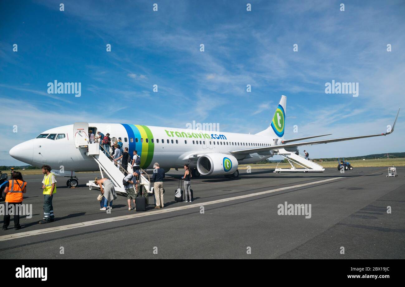 Passenergers imbarco su un Transavia Boeing 737-800 a Bergerac airoprt Foto Stock