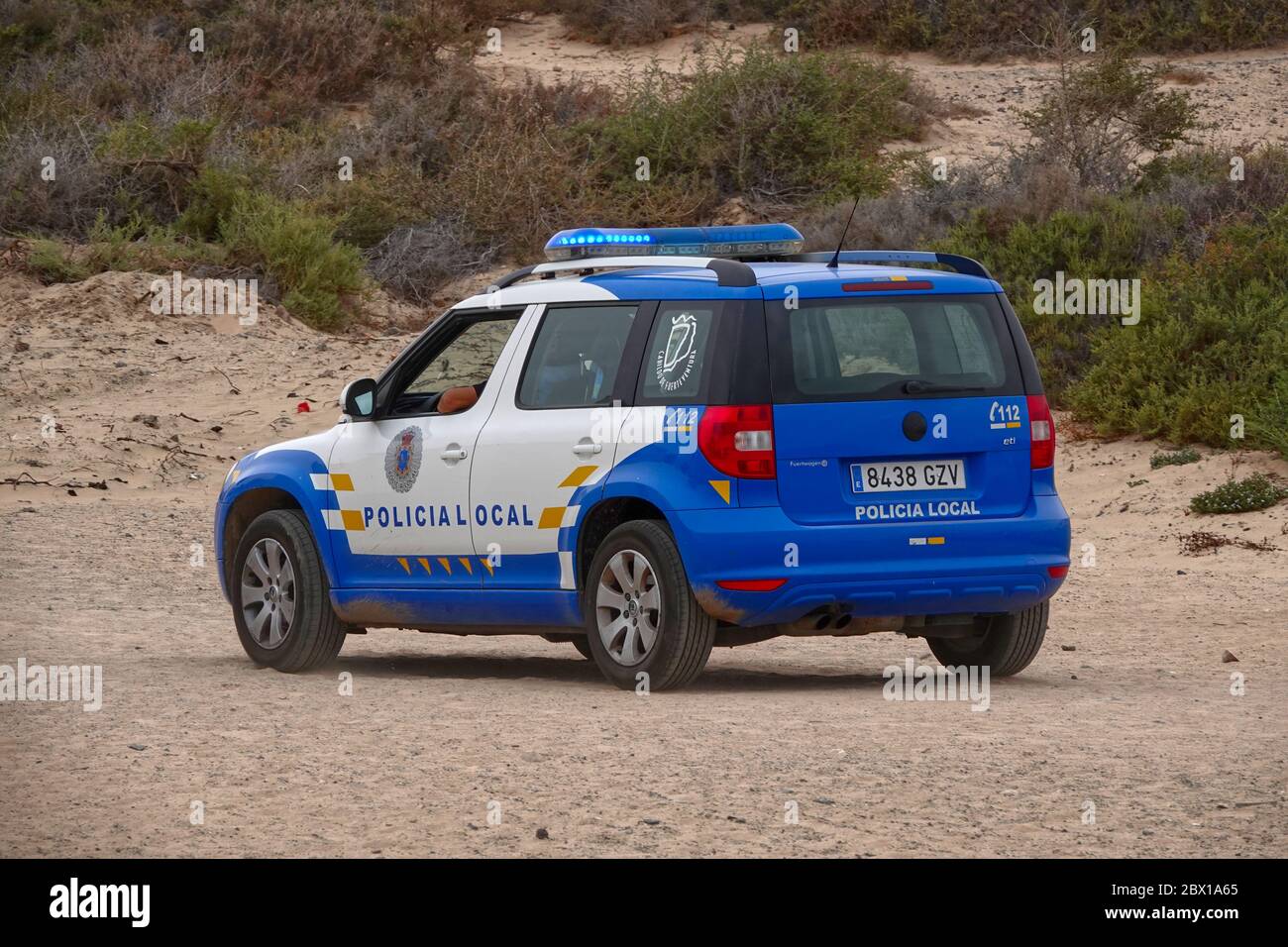 Fuerteventura, Isole Canarie - 19 luglio 2019: Macchina di polizia con agenti di polizia pattugliando sulla spiaggia di Costa calma, una delle spiagge più popolari Foto Stock