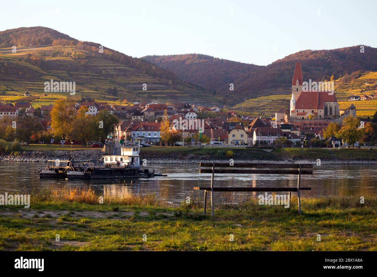 Vista autunnale del piccolo villaggio austriaco Weissenkirchen in der Wachau su una riva del Danubio, distretto di Krems-Land, Valle di Wachau, Austria Foto Stock