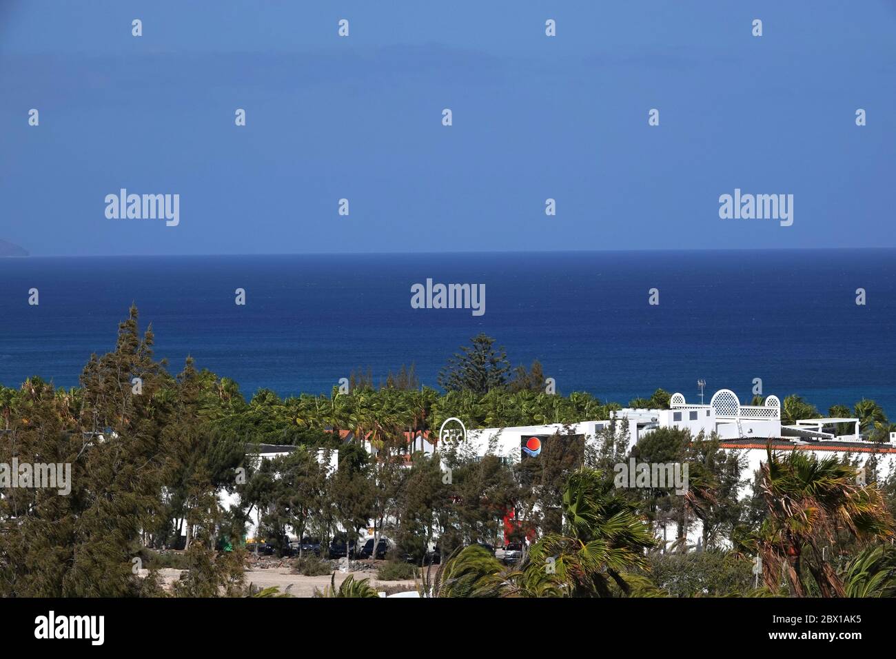 Fuerteventura, Isole Canarie - 18 luglio 2019. Area residenziale con piccoli edifici bianchi vicino all'Oceano Atlantico Foto Stock