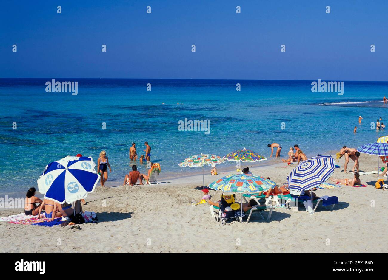 Platja de Son Bou spiaggia, isola Baleari Menorca, Spagna, Europa Foto Stock