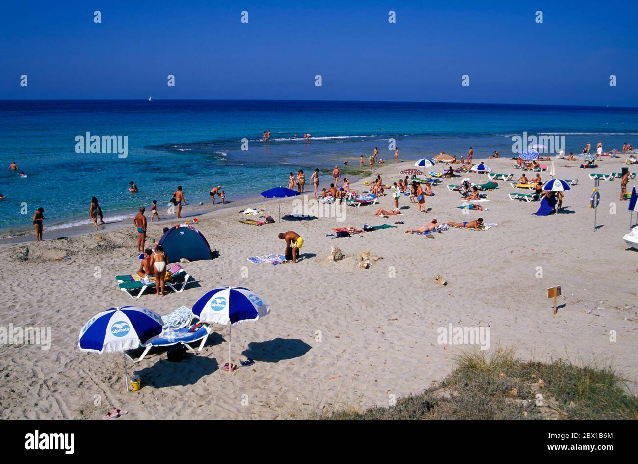Platja de Son Bou spiaggia, isola Baleari Menorca, Spagna, Europa Foto Stock