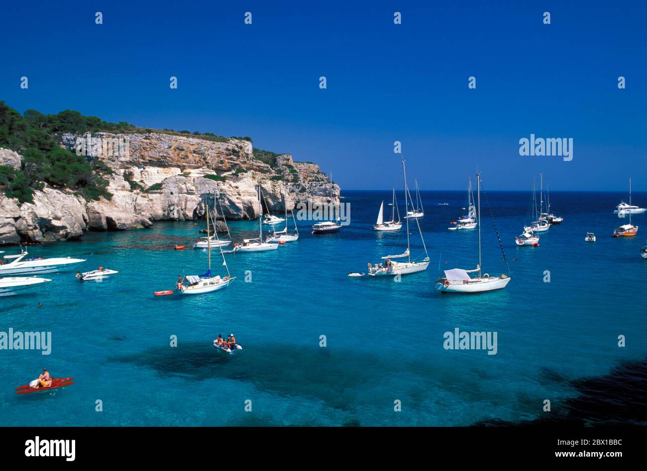 Barche a vela a Cala Macarelleta, Isole Baleari Menorca, Spagna, Europa Foto Stock