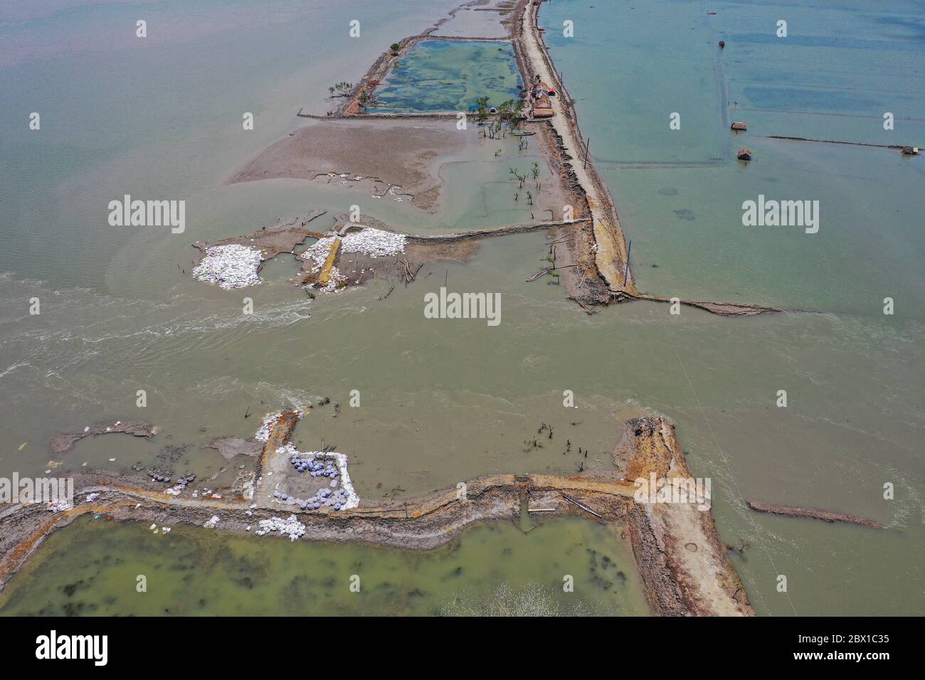 Dhaka, Bangladesh. 03 giugno 2020. (Nota per gli editori: Immagine scattata con un drone). Una diga rotta dopo la caduta del ciclone Amphan a Khulna, Bangladesh il 03 giugno 2020. (Foto di Zabed Hasnain Chowdhury/Sipa USA) Credit: Sipa USA/Alamy Live News Foto Stock