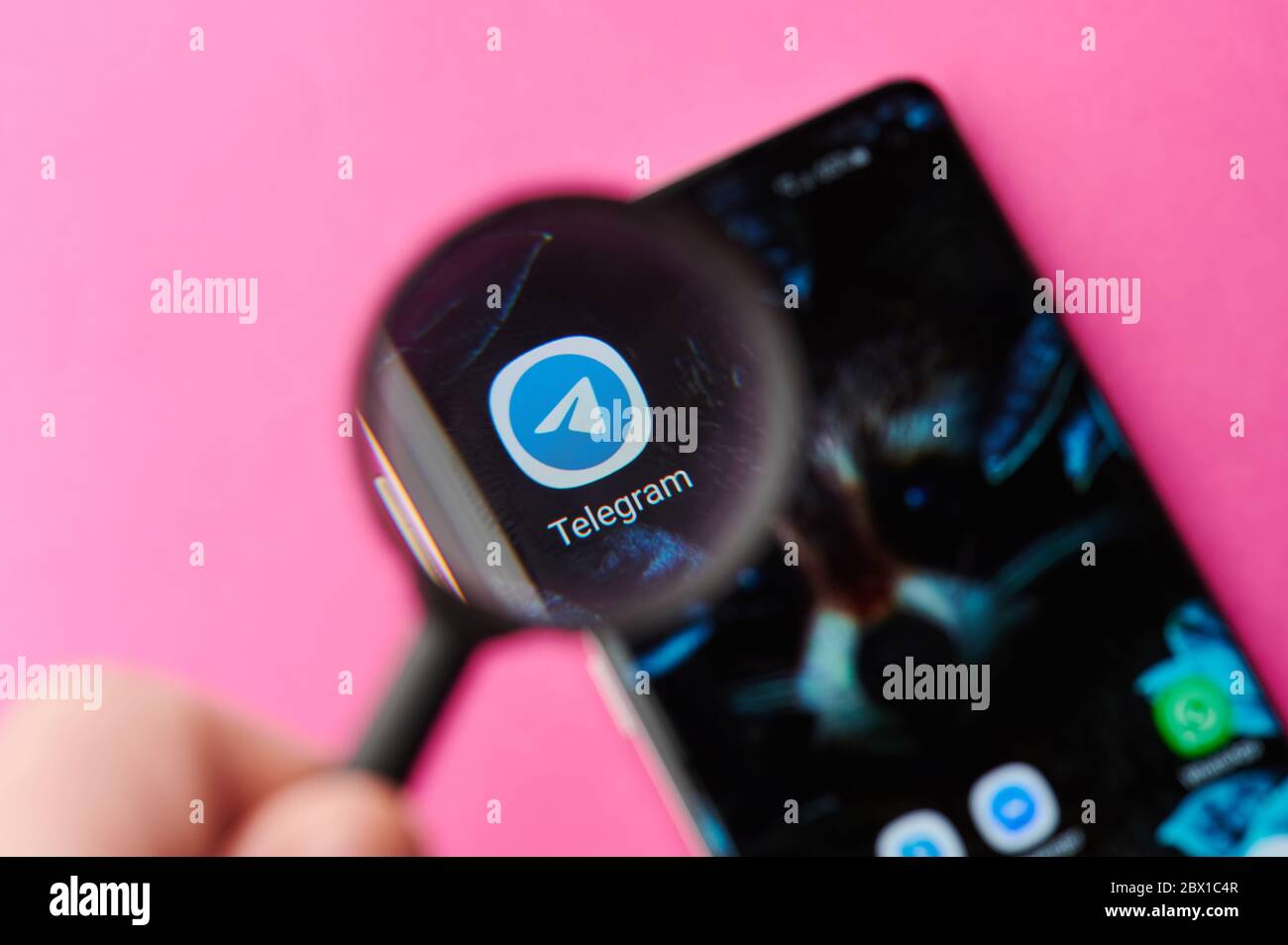 New-York , USA - 4 Giugno 2020: Navigazione applicazione Telegram su smartphone moderno lancio lente di ingrandimento vista ravvicinata Foto Stock