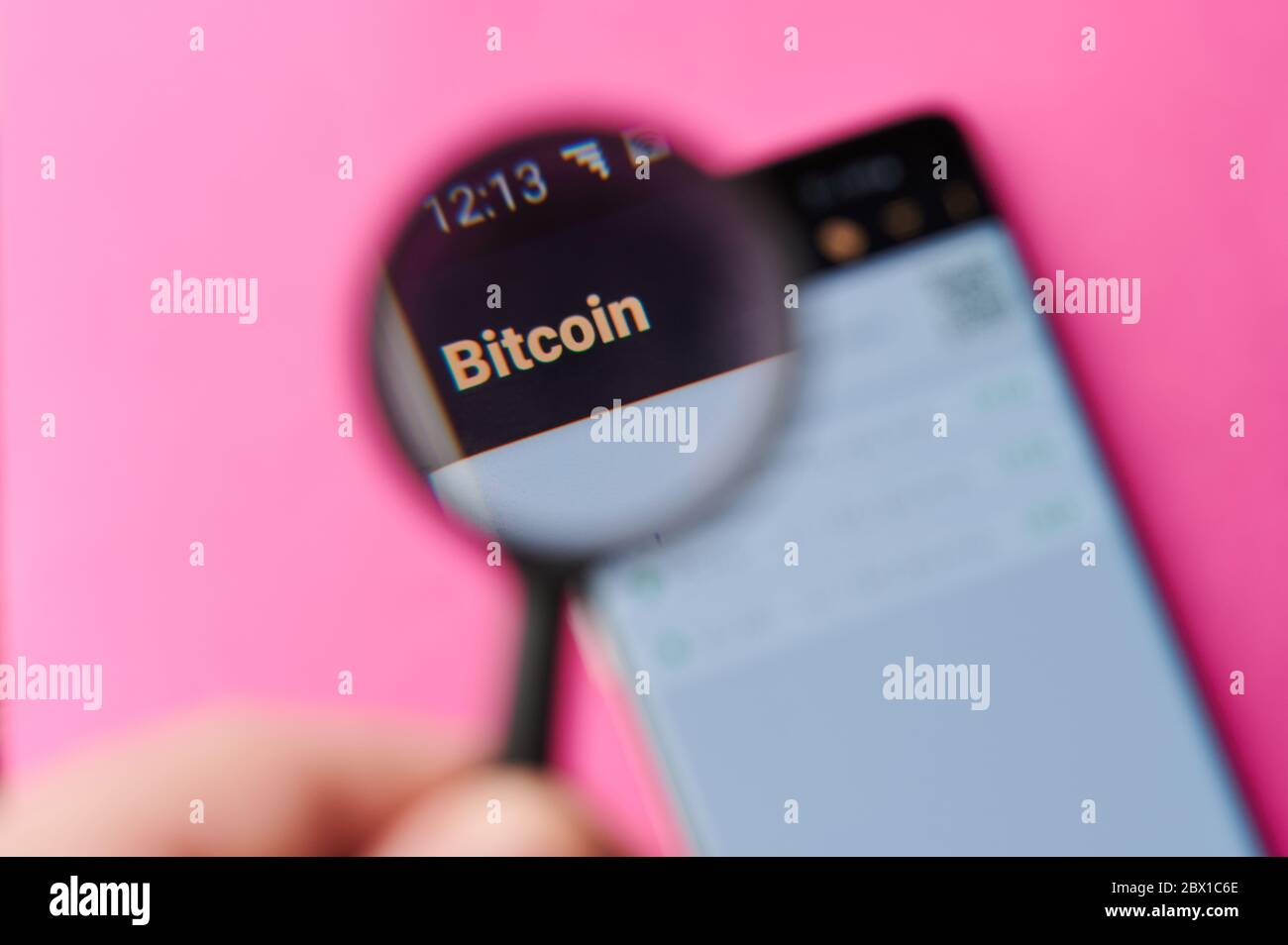 New-York , USA - 4 Giugno 2020: Utilizzo dell'app Bitcoin sul moderno smartphone lancio lente di ingrandimento vista ravvicinata Foto Stock