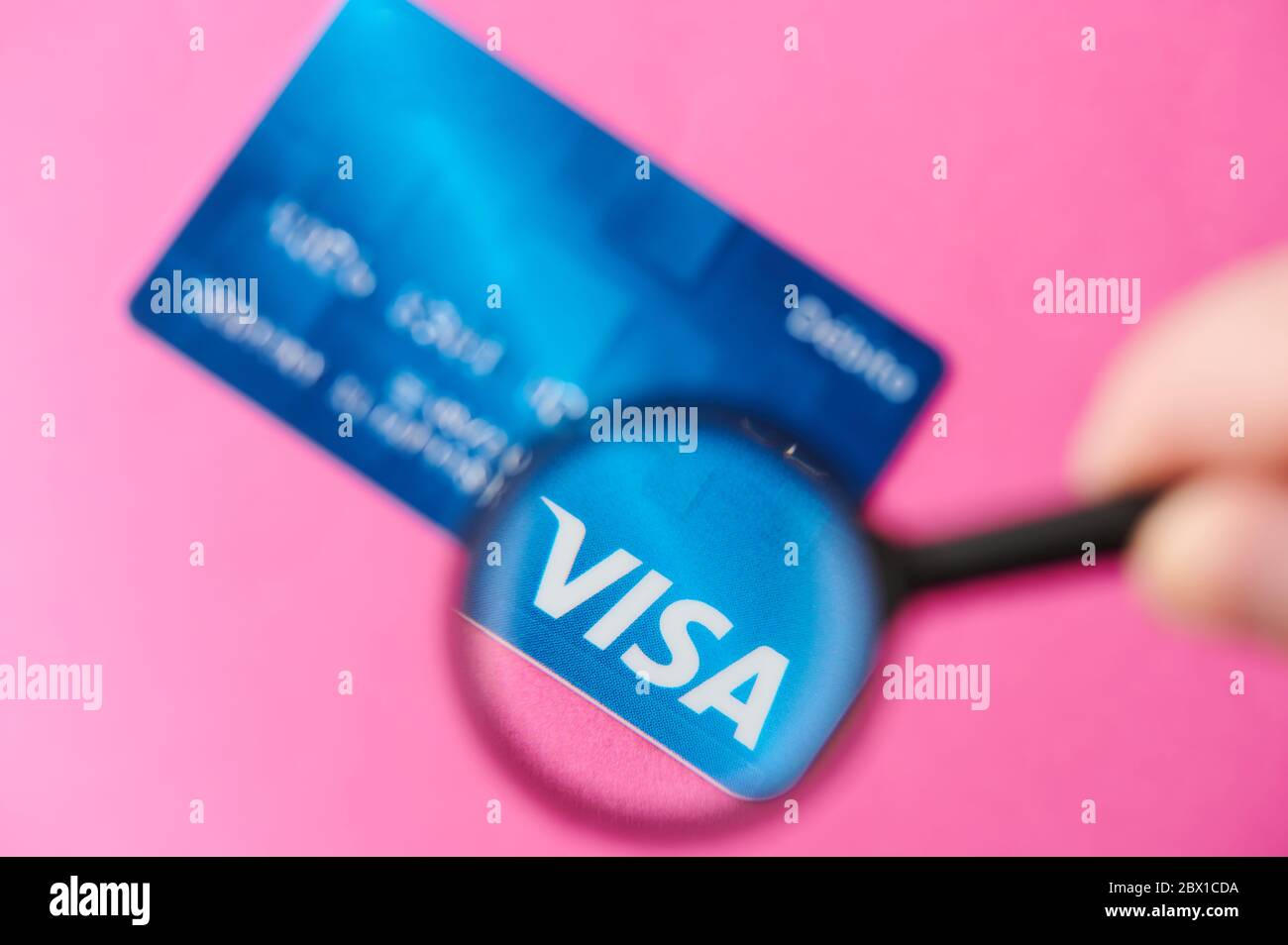 New-York , USA - 4 giugno 2020: I loghi di Visa e Maestro sulle carte di debito si avvicinano alla vista attraverso la lente di ingrandimento Foto Stock