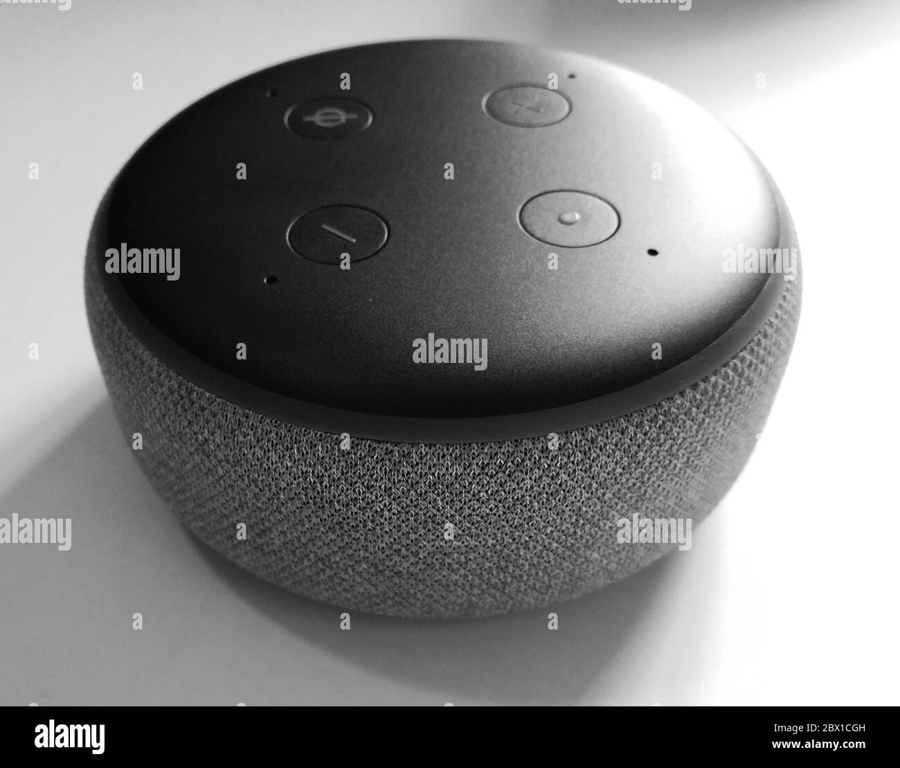 New york / USA - 5 febbraio 2020: Amazon Echo Dot Black 3a generazione - riconoscimento vocale, isolato su bianco backround - altoparlante intelligente con Alexa assistente Foto Stock