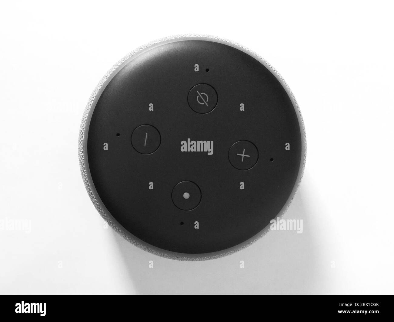 New york / USA - 5 febbraio 2020: Amazon Echo Dot Black 3a generazione - riconoscimento vocale, isolato su bianco backround - altoparlante intelligente con Alexa assistente Foto Stock