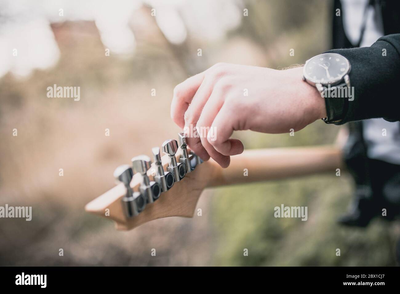 Chitarrista con chitarra elettrica all'aperto - rock classico Foto Stock