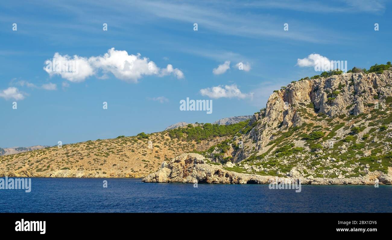 Arido e bellissimo paesaggio di Symi, un'isola greca vicino a Rodi. Foto Stock