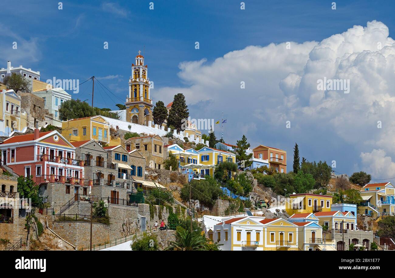 SYMI Town View sull'isola greca di Simi con la Chiesa dell'Annunciazione Foto Stock