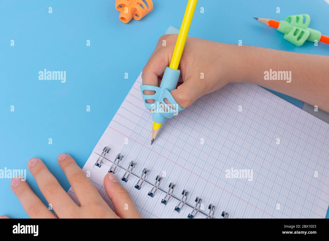 portamatite da training ergonomico, scrittura a mano con pressore, bambini che imparano a tenere una matita, esercizi con le dita Foto Stock