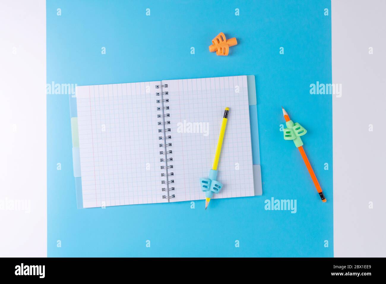 strumento di scrittura per bambini con impugnatura a due dita, piatto, articoli per la scuola Foto Stock