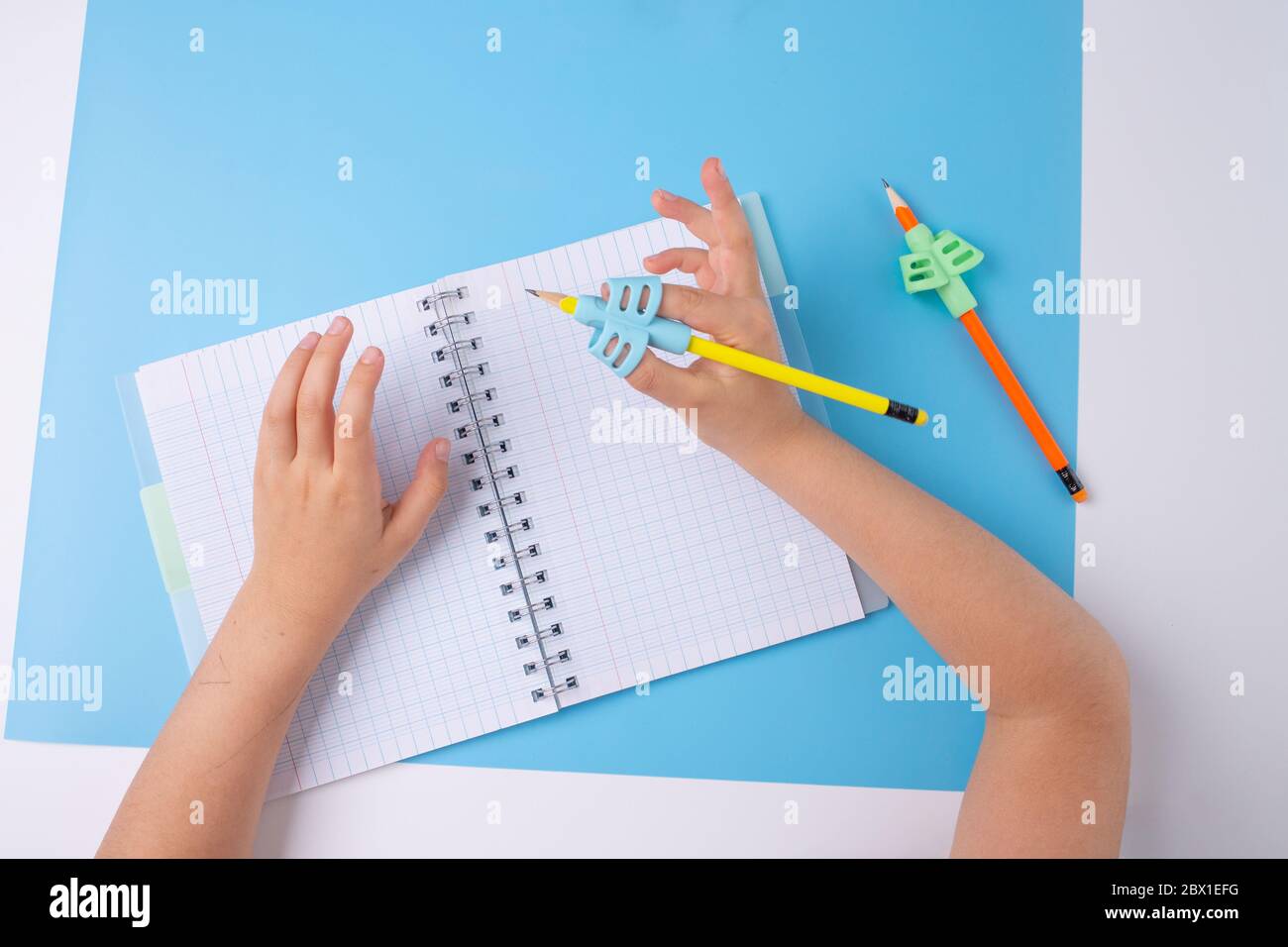 portamatite da training ergonomico, scrittura a mano con preschooler, apprendimento per bambini come tenere una matita, esercizio con le dita, attività motorie di qualità per i preschoolers Foto Stock