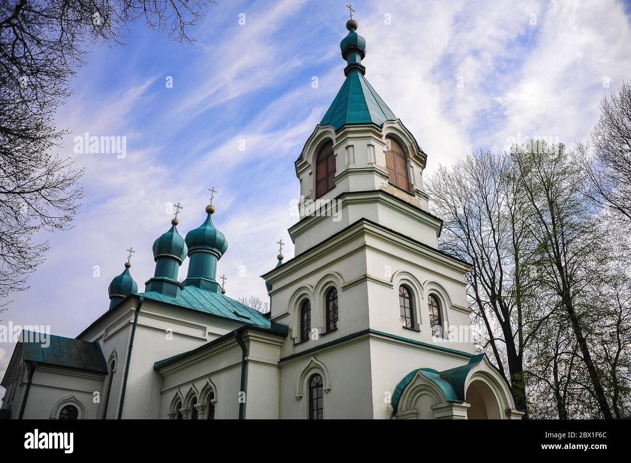 Chiesa ortodossa orientale dell'Ascensione di Gesù Cristo, a Nowoberezowo, regione di Podlasie, Polonia. Edificio color crema con tetto turchese Foto Stock