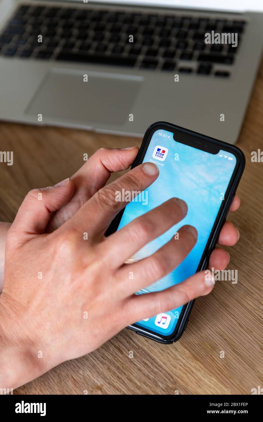 Parigi, Francia - Giugno, 2020 : persona che usa l'app stop covid su uno smartphone. L'app StopCovid è stata sviluppata dal governo francese per sostenere il defin Foto Stock