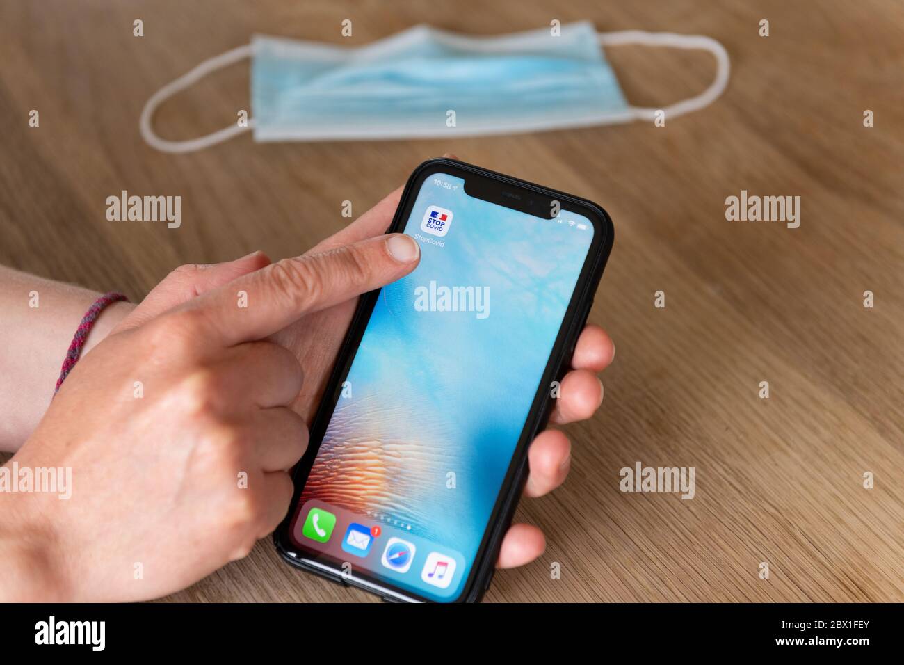 Parigi, Francia - Giugno, 2020 : persona che usa l'app stop covid su uno smartphone. L'app StopCovid è stata sviluppata dal governo francese per sostenere il defin Foto Stock