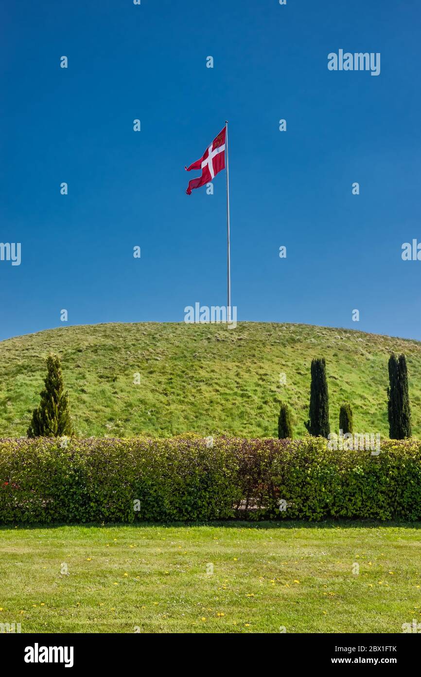 Jelling monumenti nazionali tumuli a Jelling, Danimarca Foto Stock