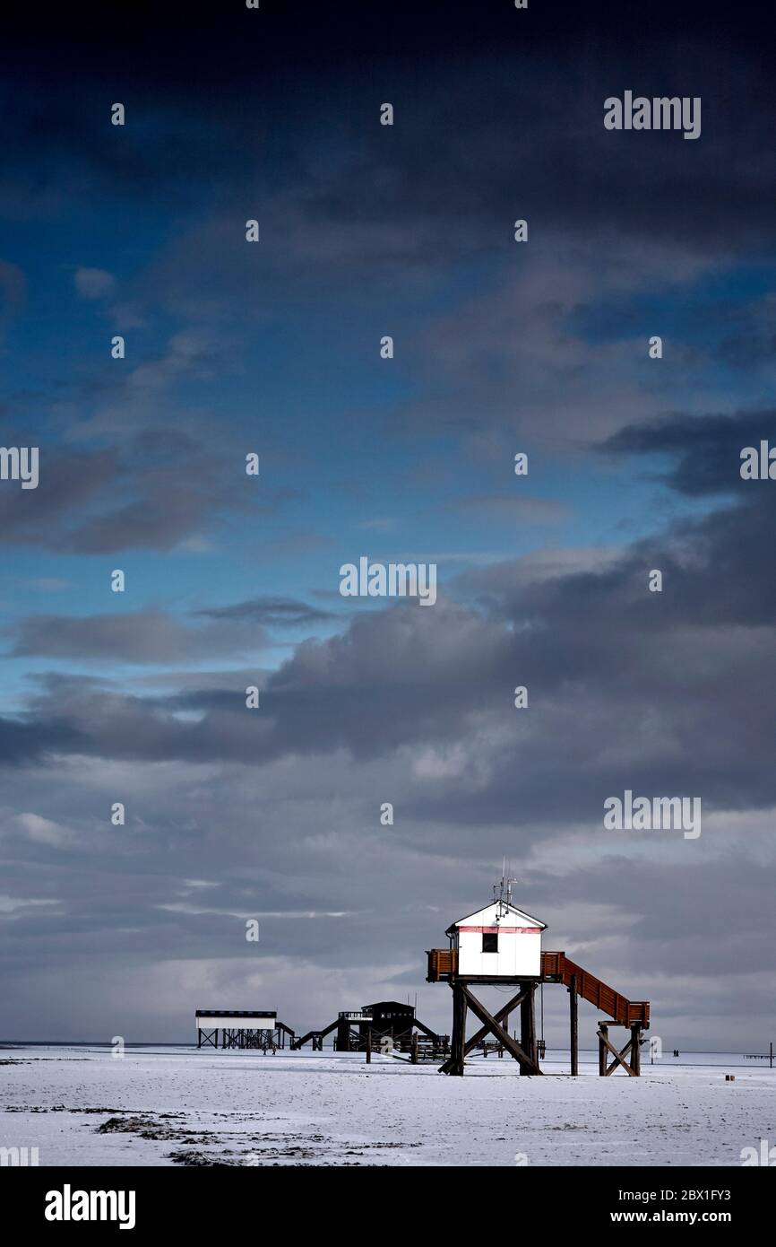 Palafitte tipiche della spiaggia di San Pietro-Ording. Foto Stock