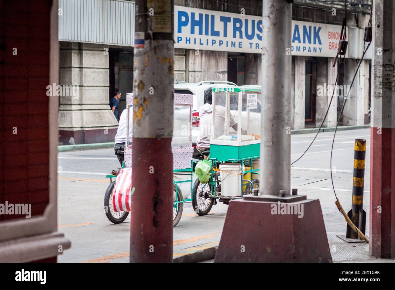 Tutti i tipi di traffico e pedoni passano sotto l'Arco dell'amicizia Cinese Filippino nel quartiere di Binondo, China Town, Manila, Filippine. Foto Stock