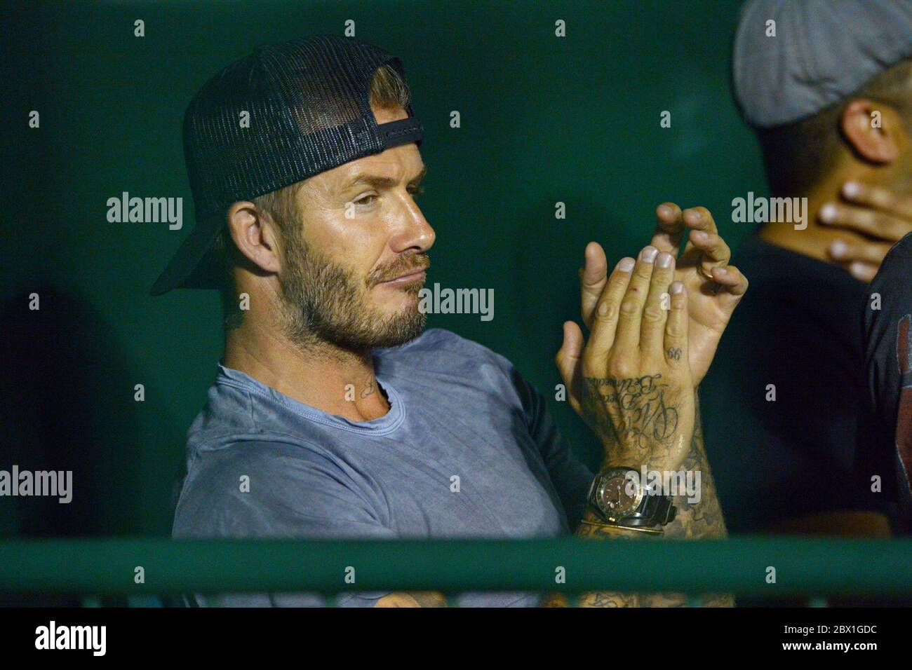 David Beckham insieme a Brooklyn, Romeo e Cruz guardare la partita di baseball della Major League LA Angels contro Chicago White Sox, Angels Stadium, Anaheim, California Foto Stock