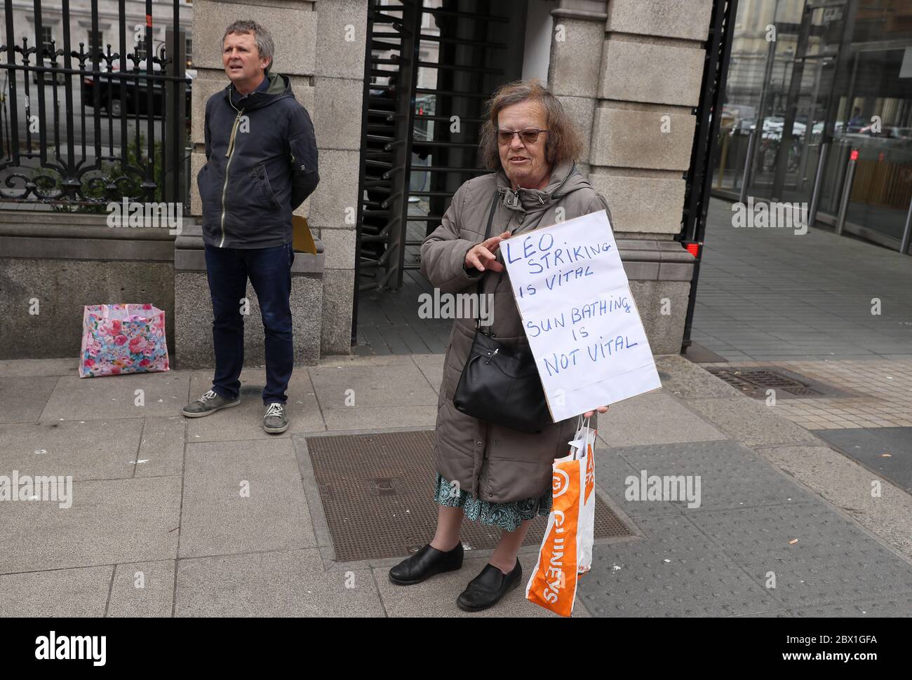 Richard Boyd Barrett della solidarietà - prima di trarre profitto insieme ad Anne Pilkington, che ha lavorato nel negozio Henry Street, mentre i lavoratori Debenhams continuano a protestare fuori dalla Leinster House di Dublino dopo l'annuncio all'inizio di quest'anno della sua liquidazione con la perdita in Irlanda di oltre 1,000 posti di lavoro. Foto Stock