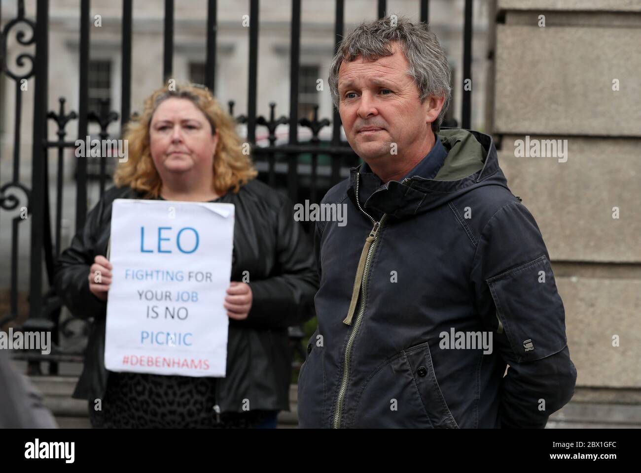 Richard Boyd Barrett della solidarietà - le persone prima di trarre profitto accanto ai lavoratori della Debenhams, mentre continuano a protestare fuori dalla Leinster House di Dublino dopo l'annuncio all'inizio di quest'anno della sua liquidazione con la perdita in Irlanda di oltre 1,000 posti di lavoro. Foto Stock