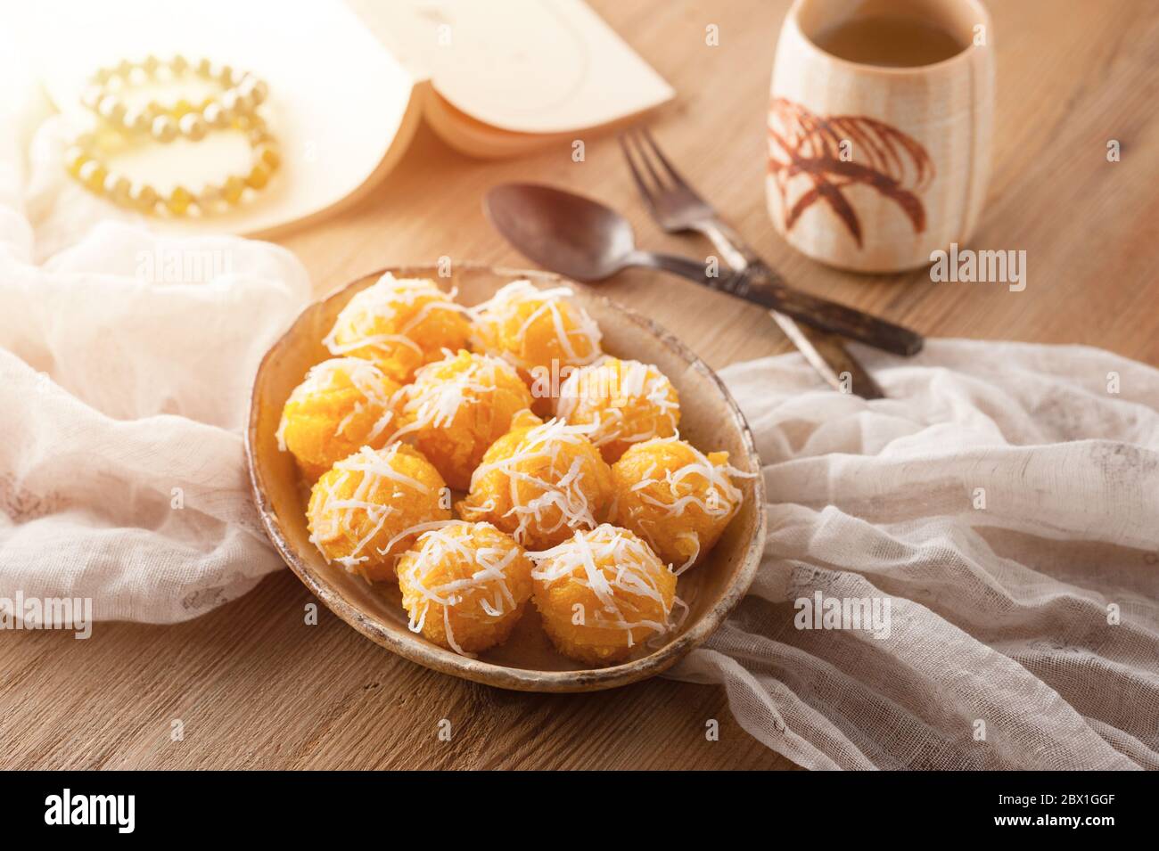 Torta di palma Toddy o Kanom Tan, dessert tradizionale tailandese. L'abbronzatura Khanom è fatta da farina di riso, frutta di palma di zucchero matura, latte di cocco, cocco raschiato, zucchero Foto Stock