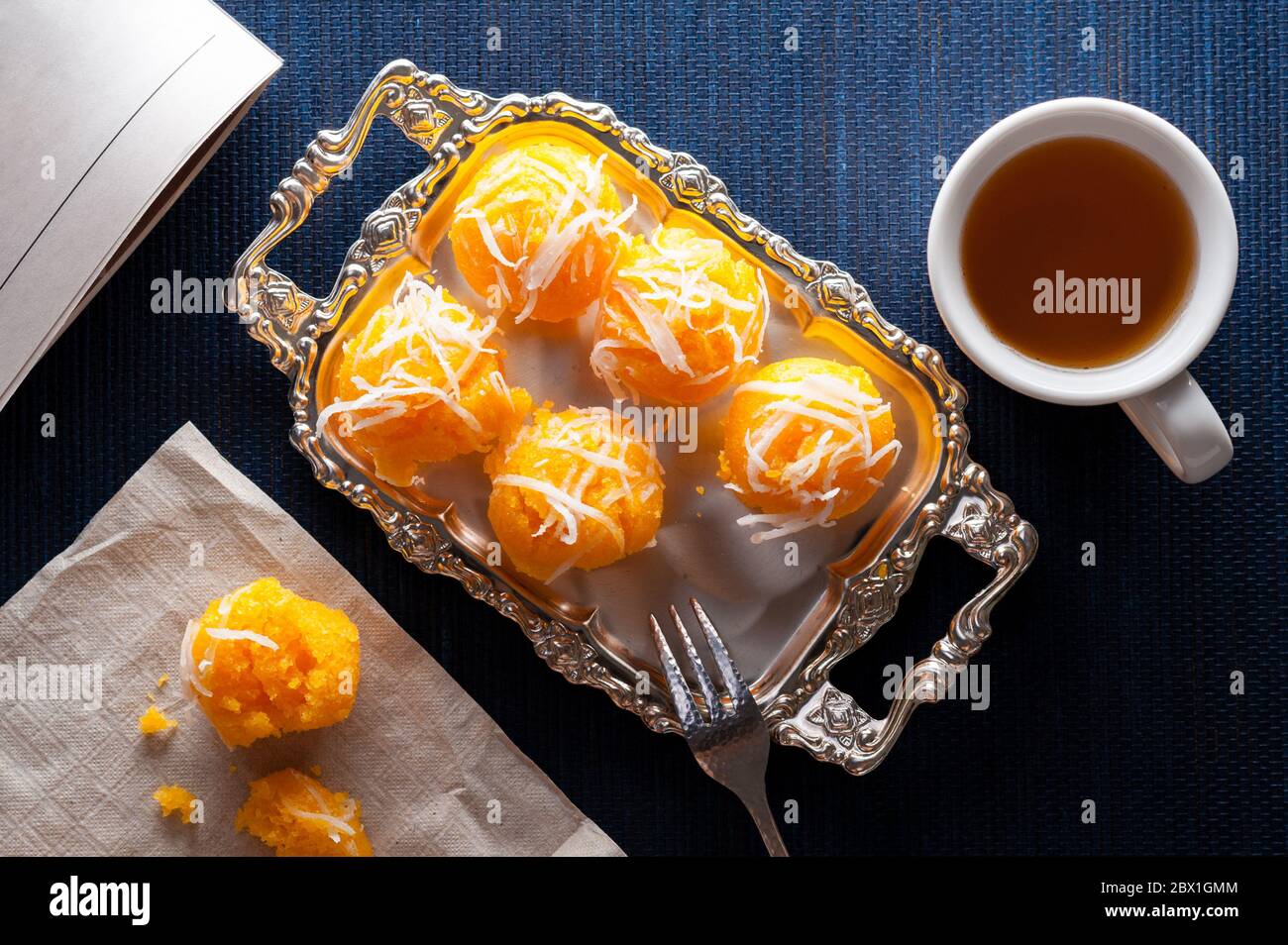 Torta di palma Toddy o Kanom Tan, dessert tradizionale tailandese. L'abbronzatura Khanom è fatta da farina di riso, frutta di palma di zucchero matura, latte di cocco, cocco raschiato, zucchero Foto Stock