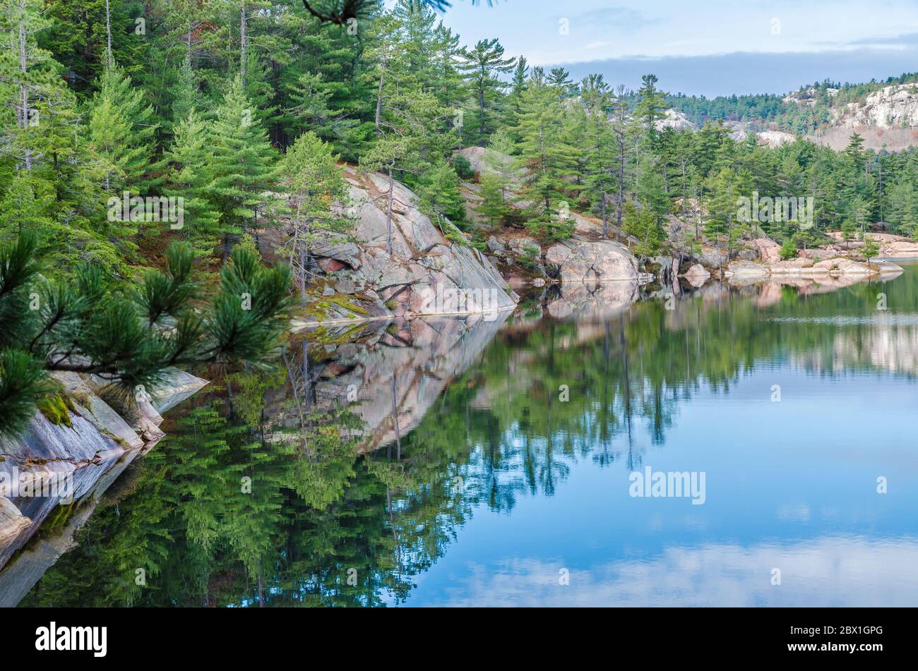 Lago di foresta in Killarney Park durante la stagione autunnale Foto Stock