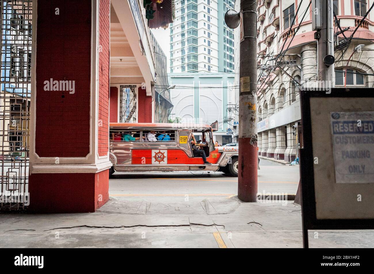 Il traffico e i pedoni passano sotto l'Arco dell'amicizia Cinese Filippino nel quartiere di Binondo, China Town, Manila, Filippine. Foto Stock