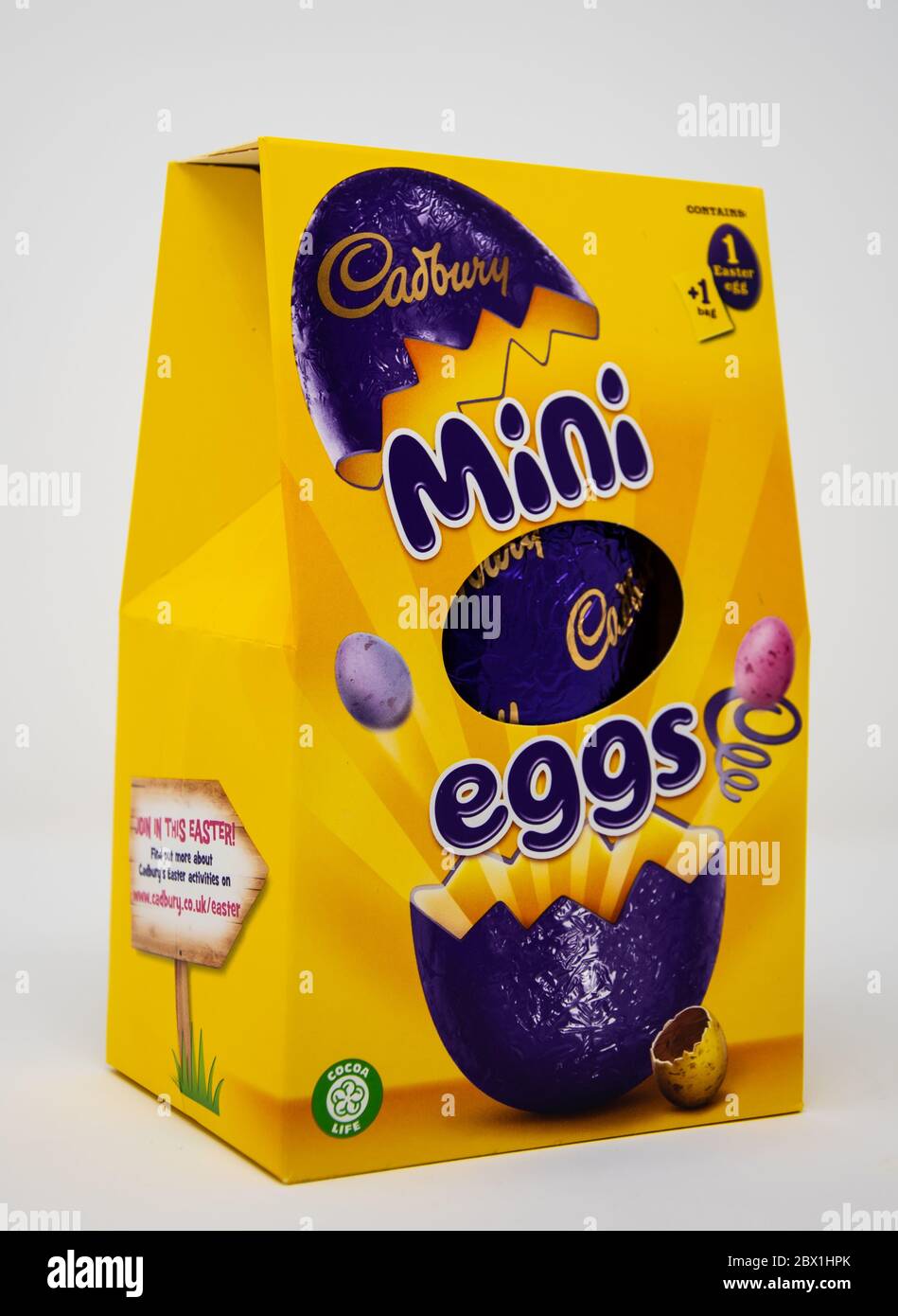 Reading, Regno Unito - Aprile 19 2019: Un uovo di Pasqua Cadburys mini in esso è scatola Foto Stock