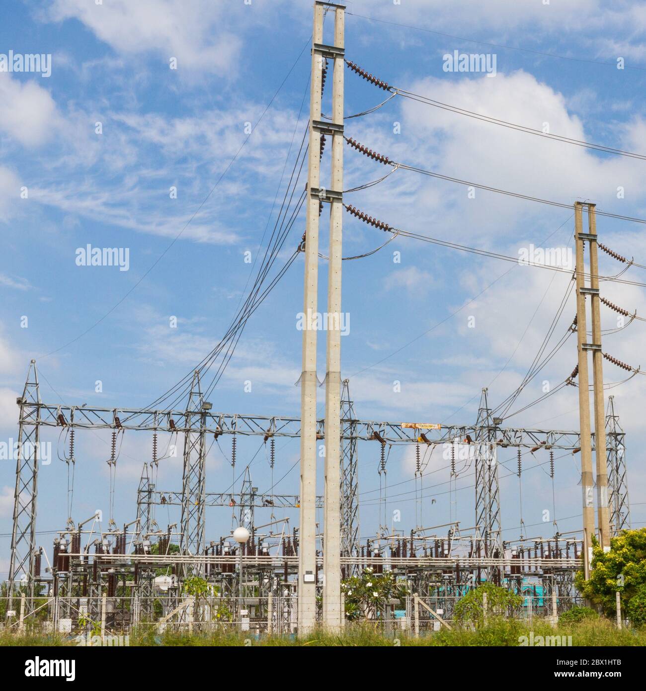 Centrale elettrica, impianto elettrico paesaggio su cielo blu Foto Stock