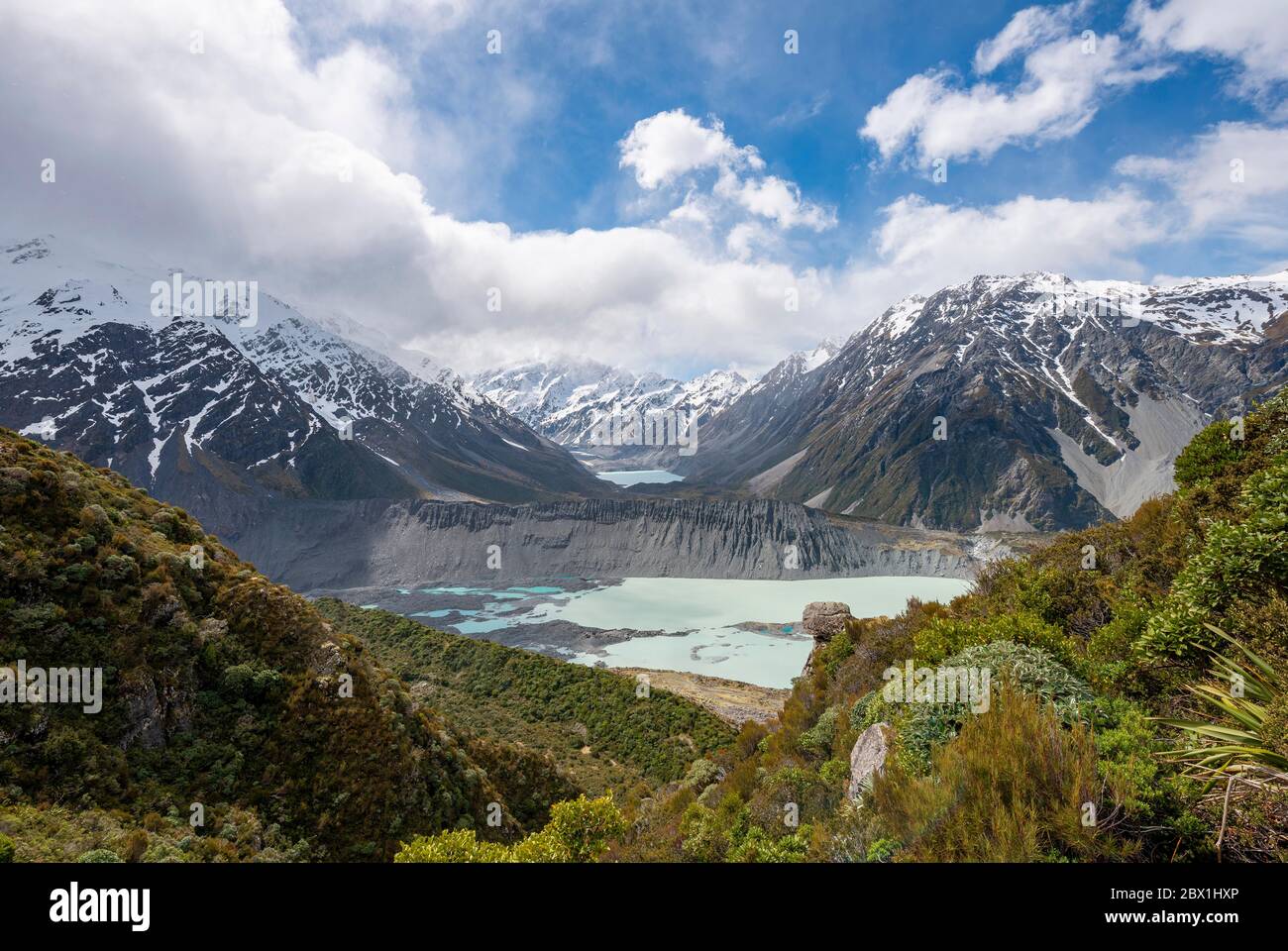 Vista sulla Hooker Valley con il monte Cook dal Sealy Tarns Track, i laghi glaciali Mueller Lake e Hooker Lake, il Mount Cook National Park Foto Stock