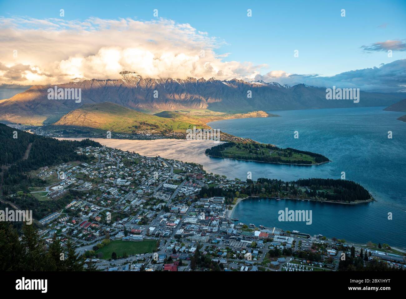 Vista del lago Wakatipu e Queenstown, ben Lomond Scenic Reserve, la catena montuosa Remarkables, Otago, Isola del Sud, Nuova Zelanda Foto Stock