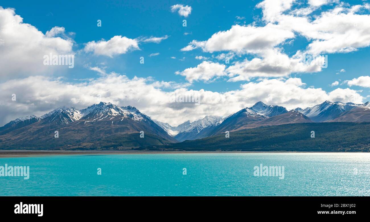 Panorama, acque turchesi, Lago Pukaki, ben Ohau Range con neve, Canterbury Regione, Southland, Nuova Zelanda Foto Stock