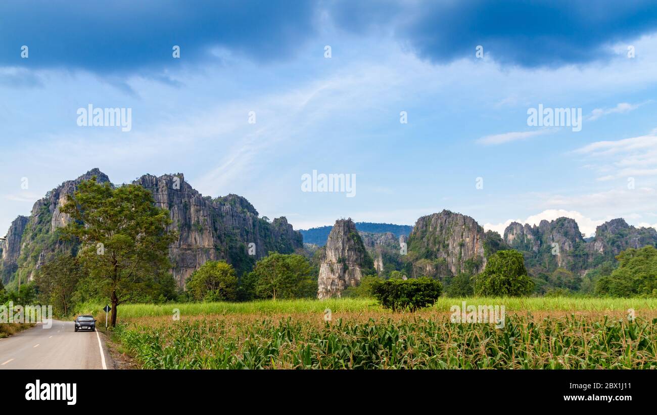 Bellissimo paesaggio con strada, montagne e cielo blu. Concetto di viaggio Foto Stock