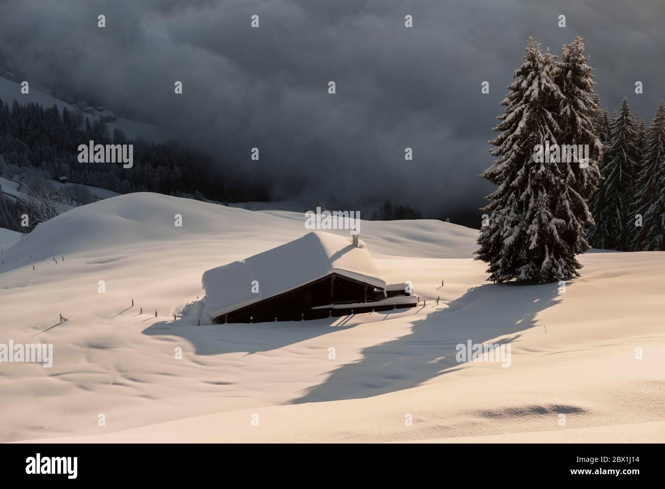 Capanna innevata al sole del mattino, Skiwelt Wilder Kaiser Brixenthal, Hochbrixen, Brixen im Thale, Tirolo, Austria Foto Stock