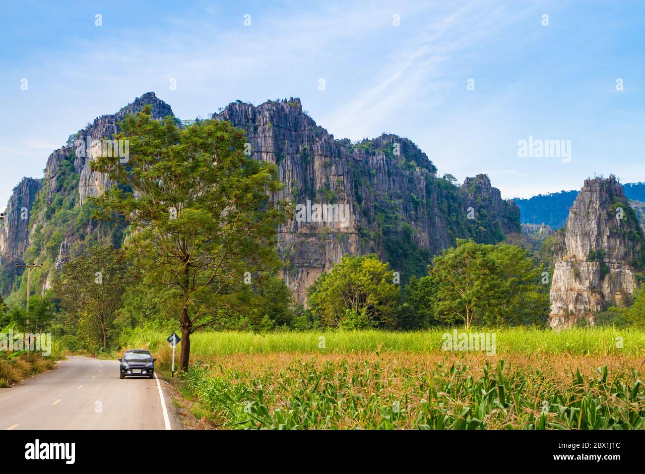 Bellissimo paesaggio con strada, montagne e cielo blu. Concetto di viaggio Foto Stock