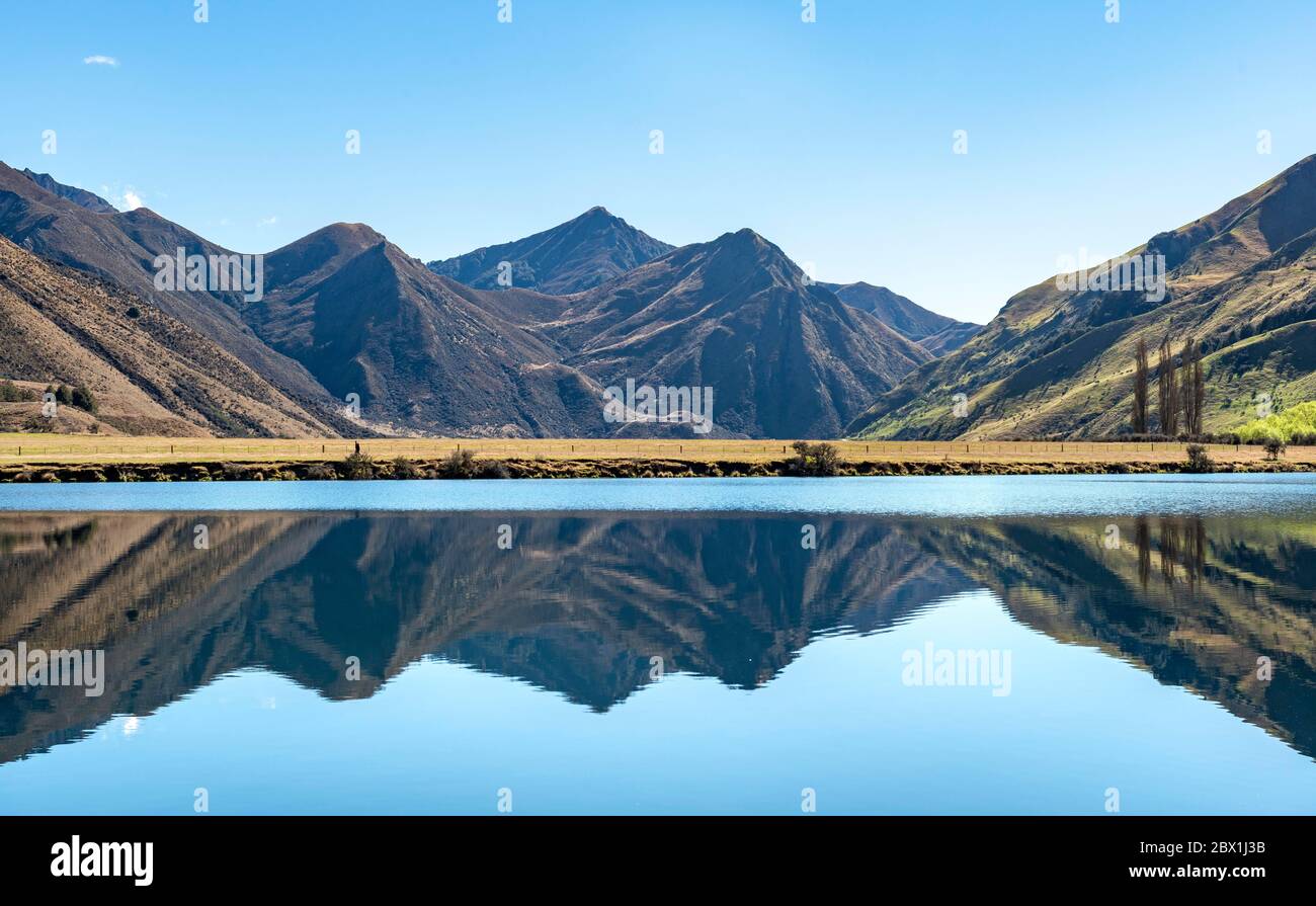 Montagne che si riflettono nel lago, lago fuma vicino a Queenstown, Regione di Otago e Southland, Nuova Zelanda Foto Stock